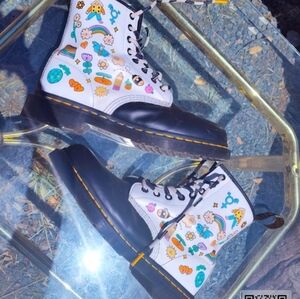 Dr. Martens 1460 for pride Black-White Wednesday Holmes Backhand, EU 39